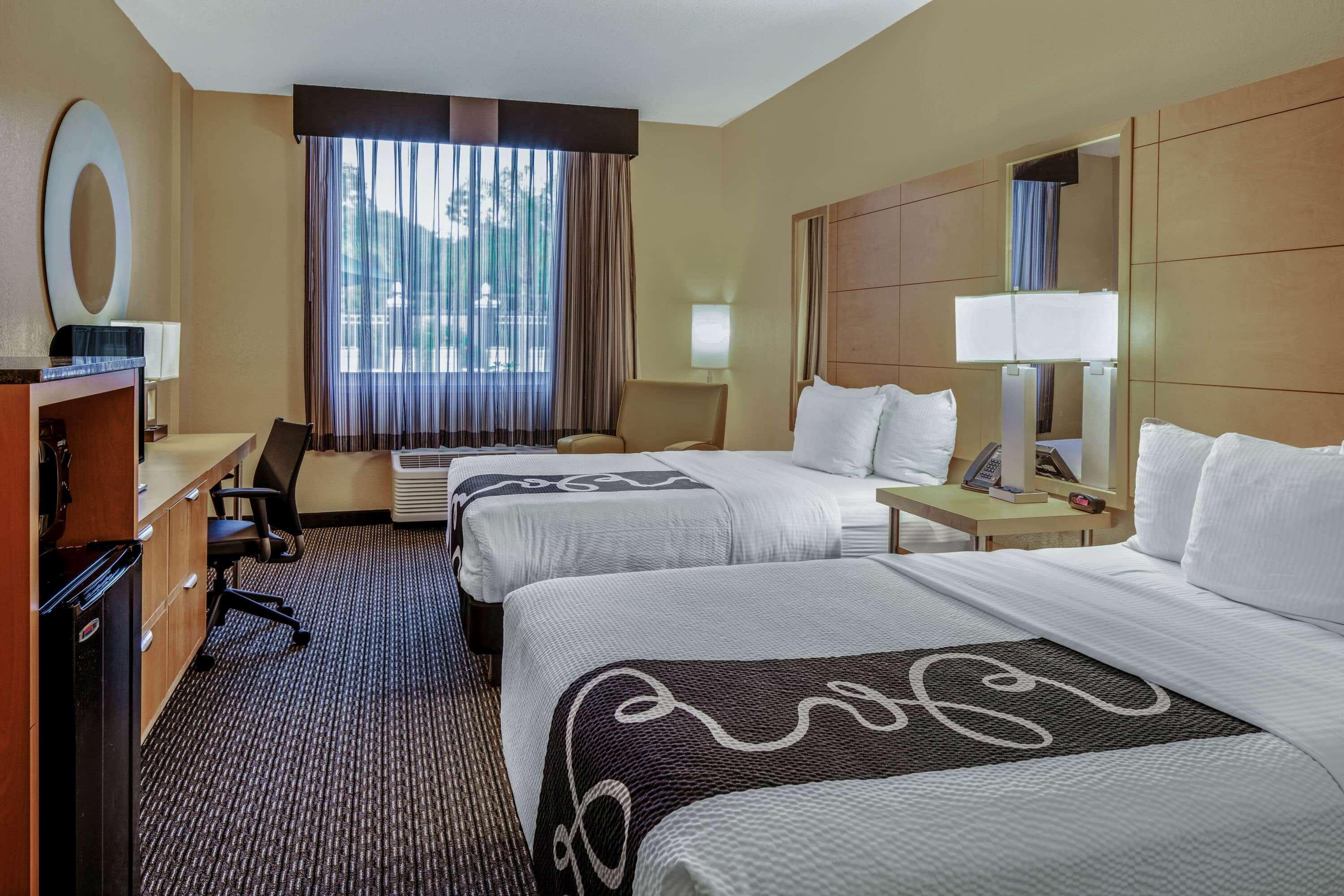 La Quinta By Wyndham Naples Downtown Hotel Exterior photo