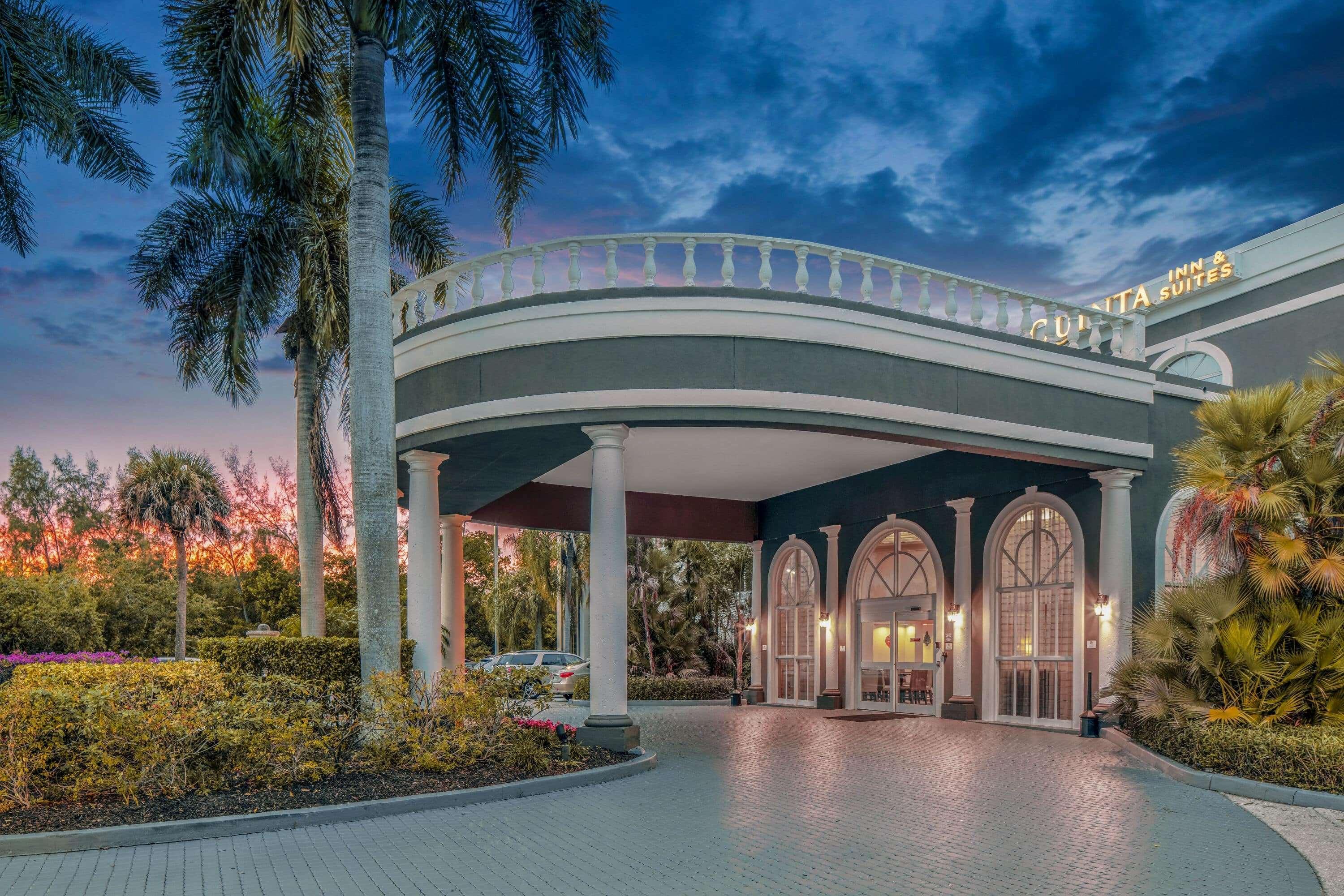 La Quinta By Wyndham Naples Downtown Hotel Exterior photo