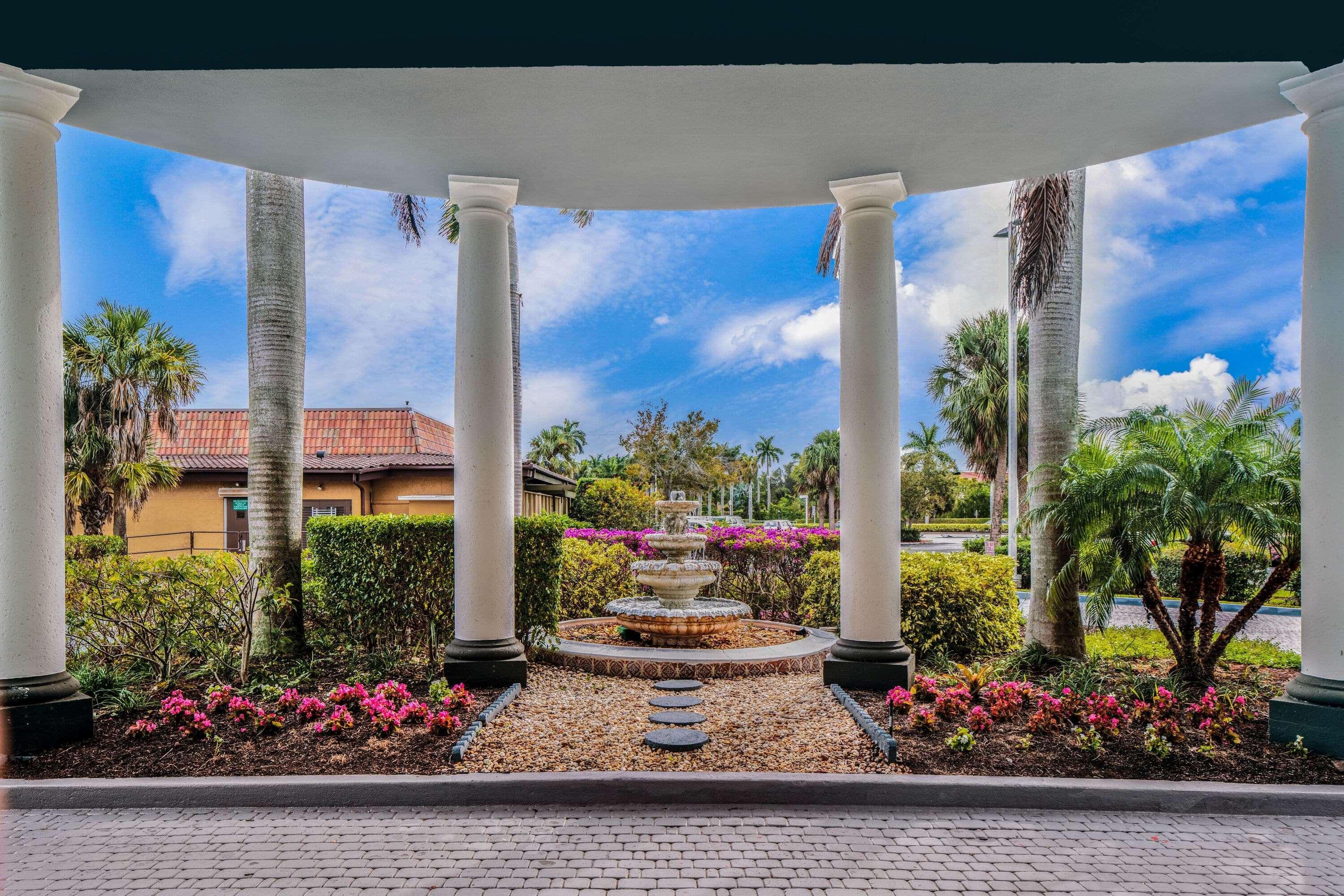 La Quinta By Wyndham Naples Downtown Hotel Exterior photo