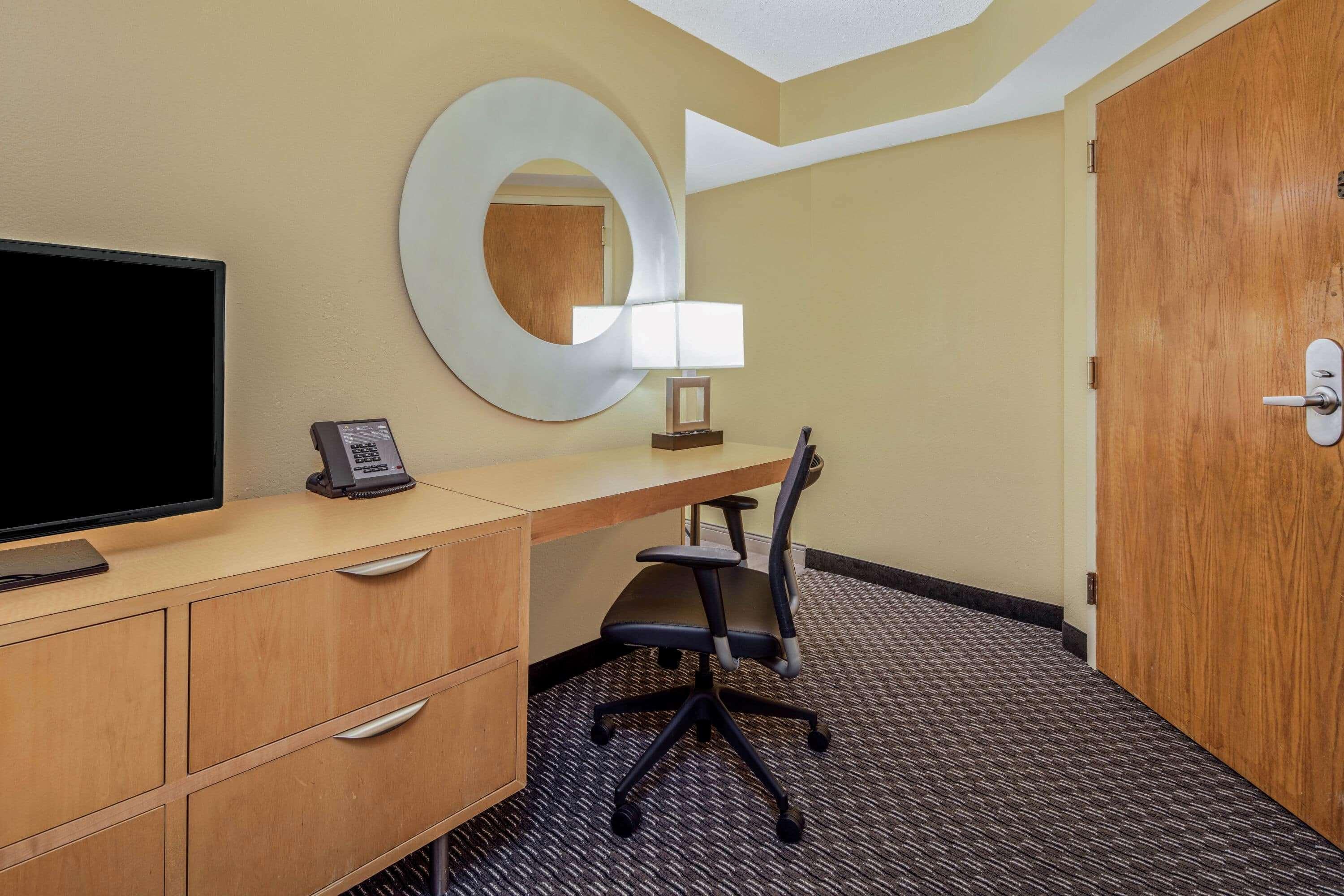 La Quinta By Wyndham Naples Downtown Hotel Exterior photo