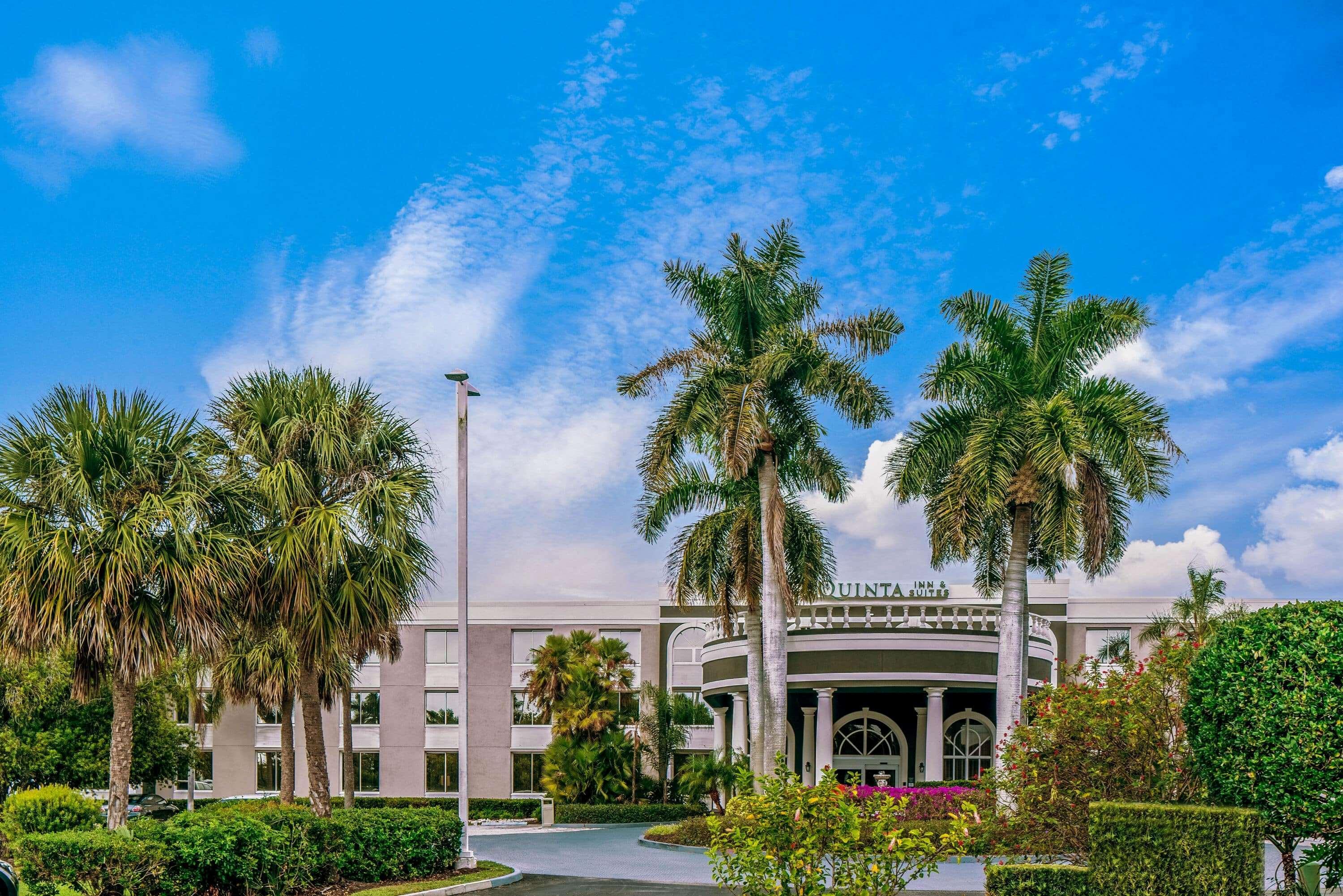 La Quinta By Wyndham Naples Downtown Hotel Exterior photo