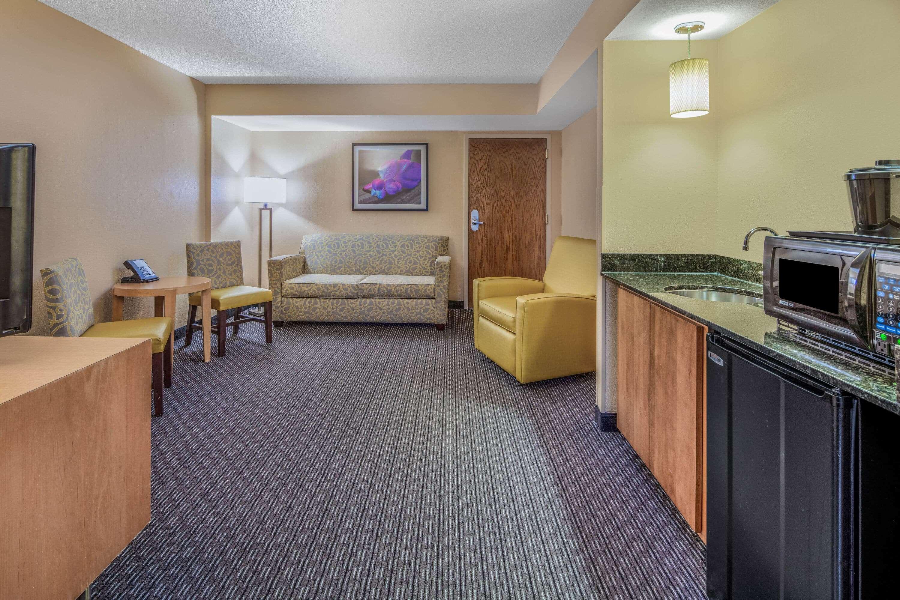 La Quinta By Wyndham Naples Downtown Hotel Exterior photo