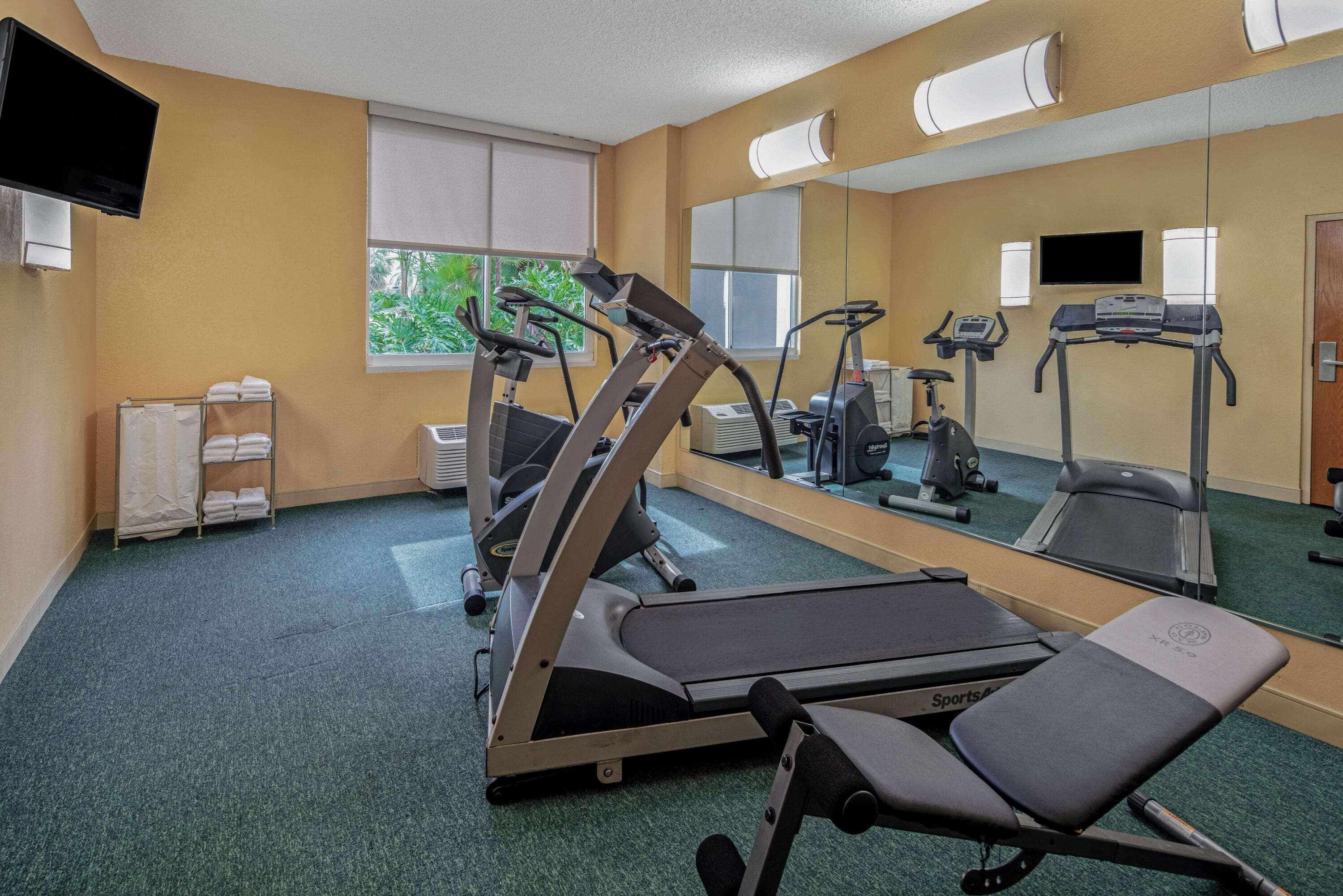 La Quinta By Wyndham Naples Downtown Hotel Exterior photo