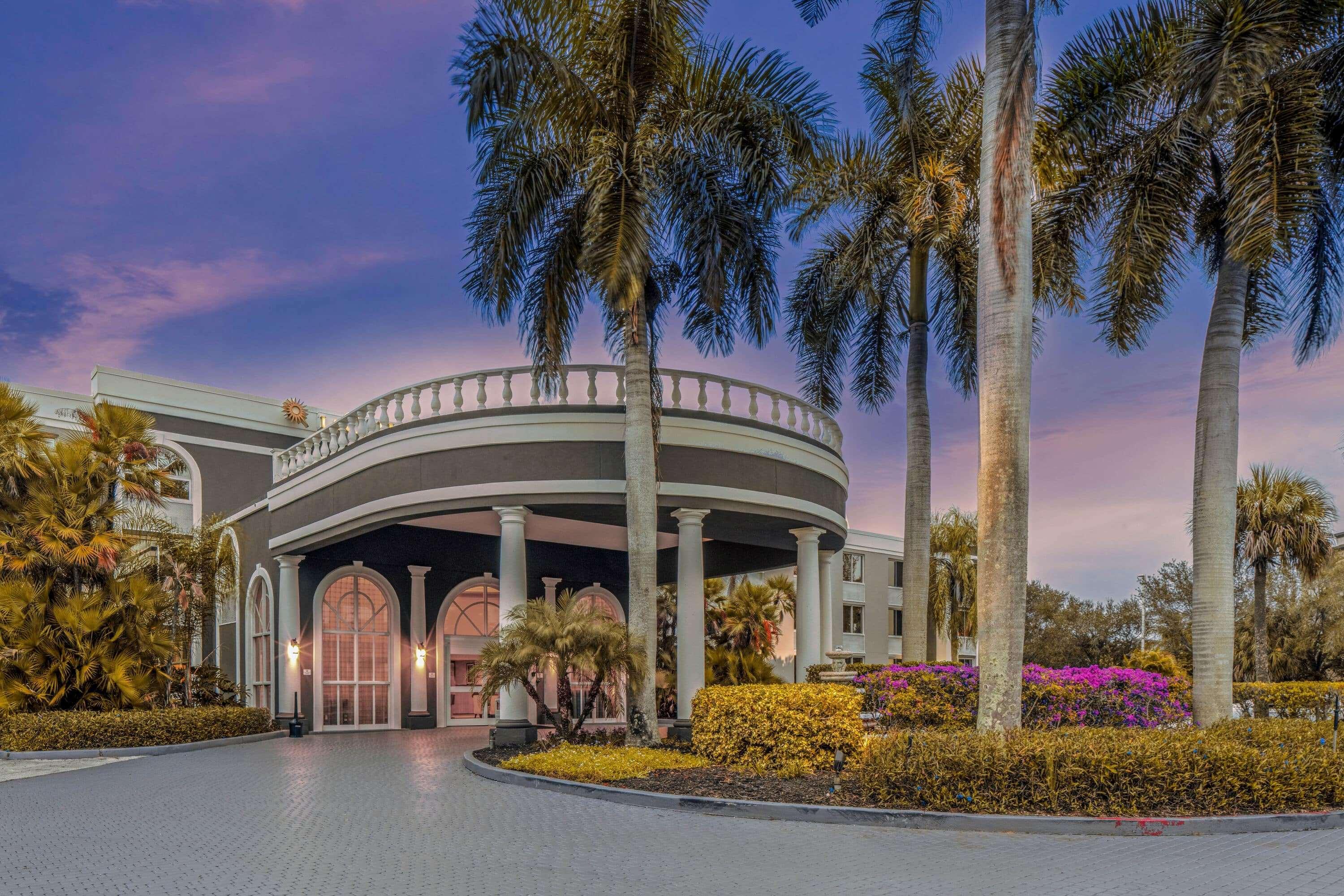 La Quinta By Wyndham Naples Downtown Hotel Exterior photo
