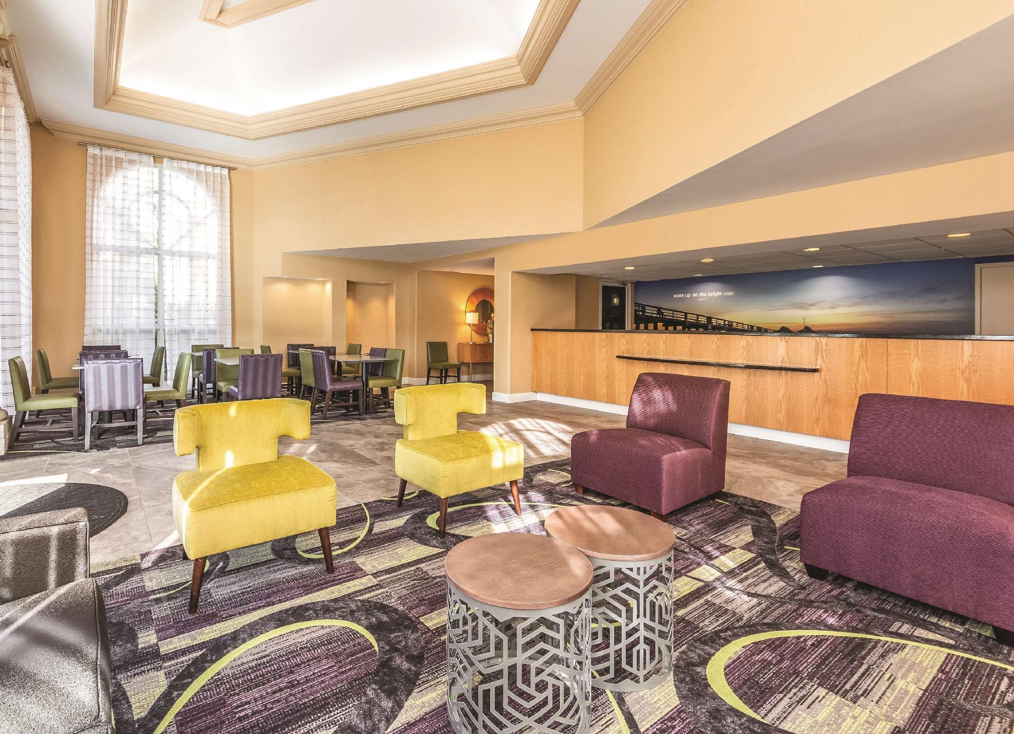 La Quinta By Wyndham Naples Downtown Hotel Exterior photo