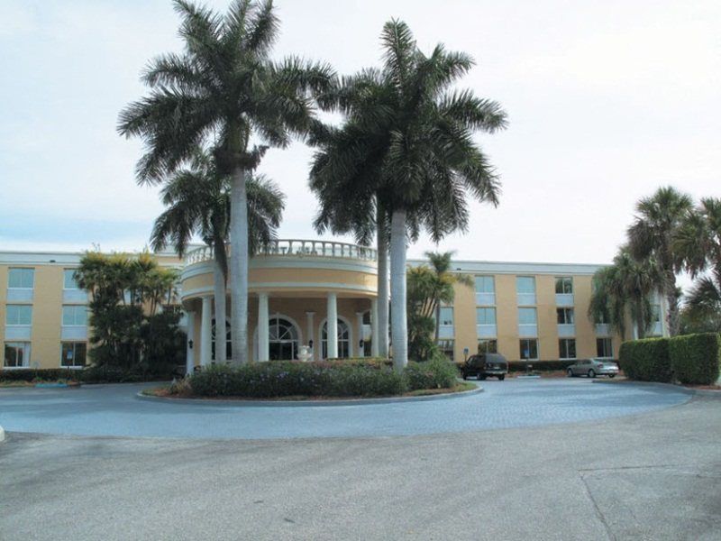 La Quinta By Wyndham Naples Downtown Hotel Exterior photo