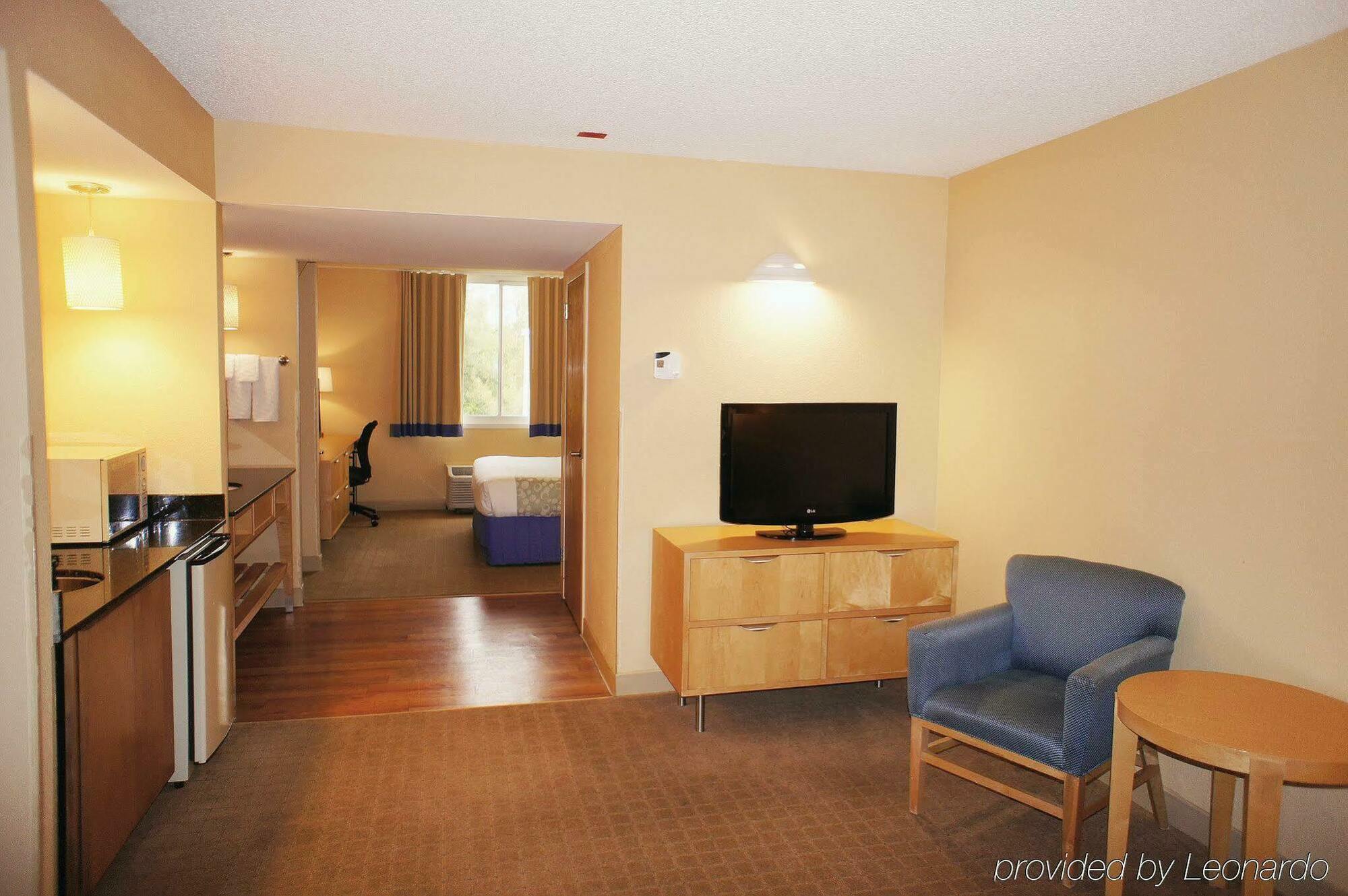 La Quinta By Wyndham Naples Downtown Hotel Exterior photo