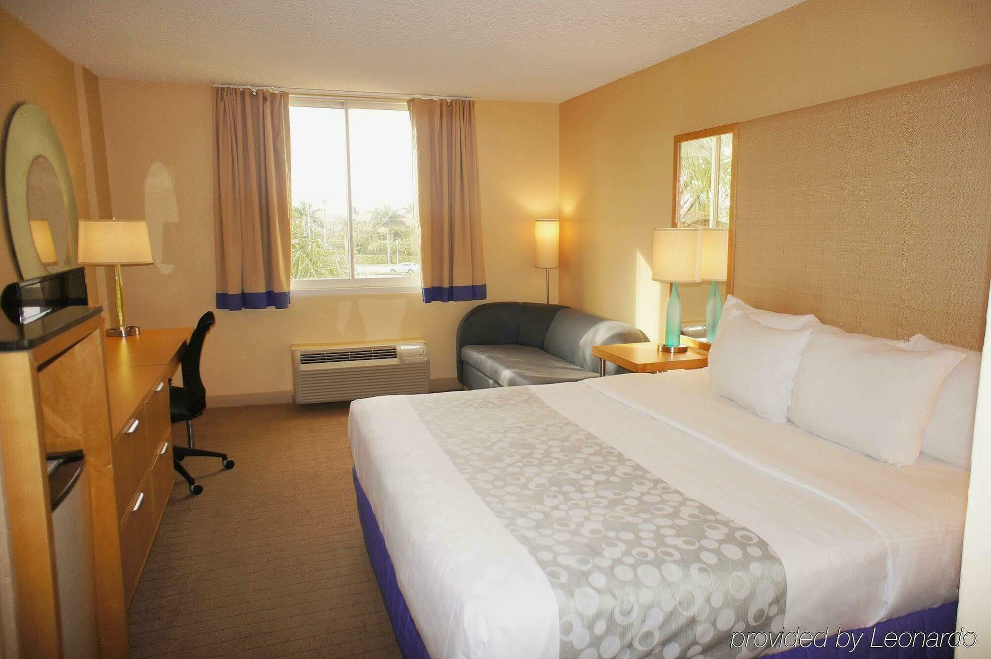 La Quinta By Wyndham Naples Downtown Hotel Exterior photo