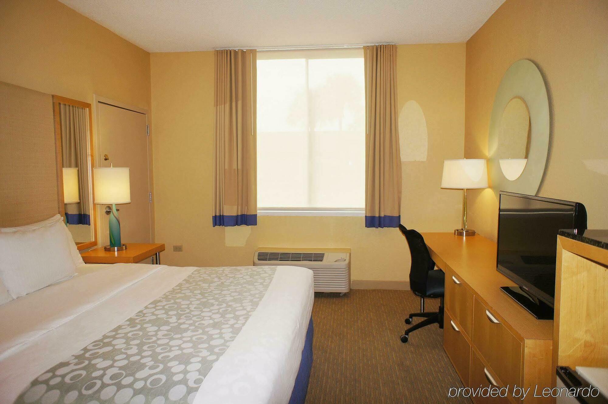 La Quinta By Wyndham Naples Downtown Hotel Exterior photo